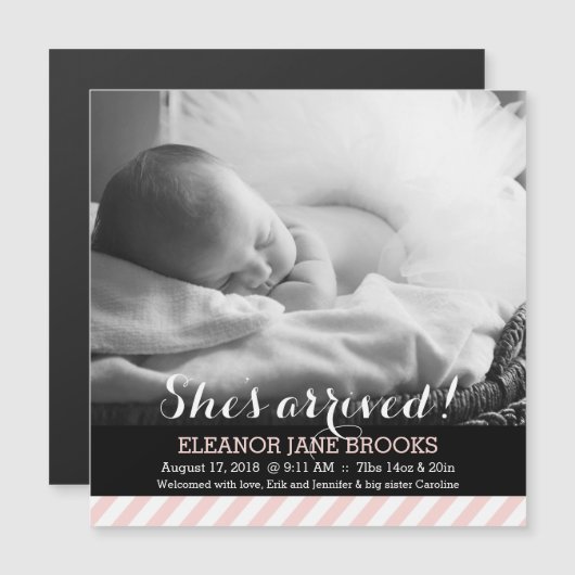 Ze is aangereden roze Stripes Baby kondiging Magnetische Uitnodiging (Voorkant / Achterkant)