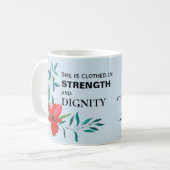 Ze is afgedekt in kracht en waardigheid koffiemok (Voorkant links)