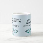 Ze is afgedekt in kracht en waardigheid koffiemok (Center)