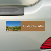 Ze is Brave, is vrij Bumpersticker (Op auto)