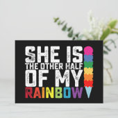 Ze is de andere helft van mijn regenboog lesbische kaart (Staand voorkant)