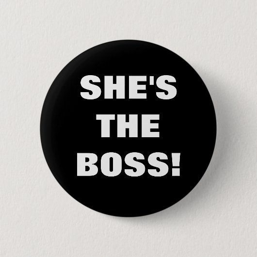ZE IS DE BOSS. RONDE BUTTON 5,7 CM (Voorkant)
