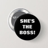ZE IS DE BOSS. RONDE BUTTON 5,7 CM (Voorkant /achterkant)