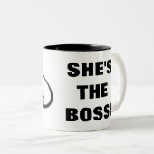 ZE IS DE BOSS. TWEEKLEURIGE KOFFIEMOK (Voorkant rechts)