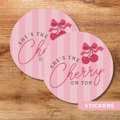 Ze is de kers op het roze Baby shower Ronde Sticker