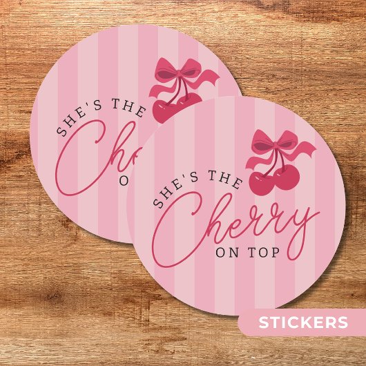 Ze is de kers op het roze Baby shower Ronde Sticker