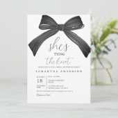 Ze is de Knoop Bruidsdouche uitnodiging aan het bi (Staand voorkant)