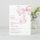 Ze is de Knoop Bruidsdouche uitnodiging aan het bi (Staand voorkant)