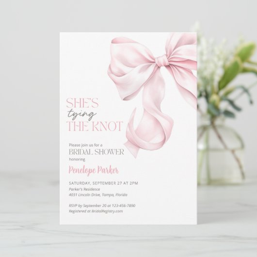 Ze is de Knoop Bruidsdouche uitnodiging aan het bi (Staand voorkant)