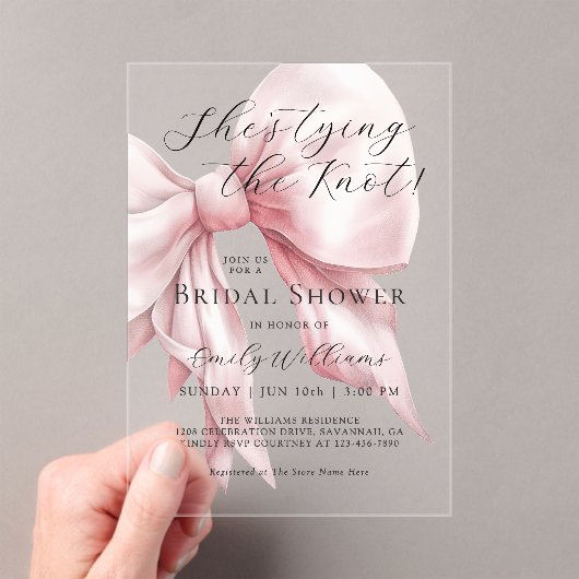 Ze is de knoop roze strik Vrijgezellenfeest Acryl Uitnodigingen (Insitu (Draagbaar))