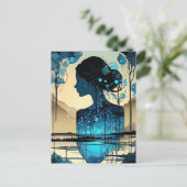 Ze is een abstracte vrouw, gemaakt van bos. Zij is Briefkaart (Staand voorkant)