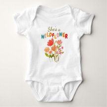 Ze is een Baby T-Shirt van Wildflower