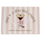 Ze is een beetje ouder Espresso Martini verjaardag Groot Cadeauzakje (Voorkant)