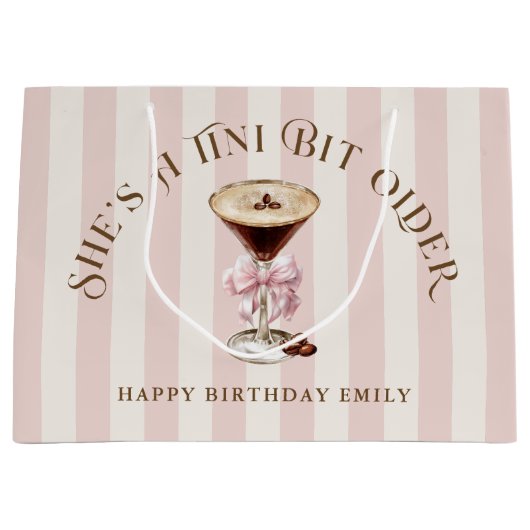 Ze is een beetje ouder Espresso Martini verjaardag Groot Cadeauzakje (Voorkant)