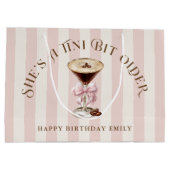 Ze is een beetje ouder Espresso Martini verjaardag Groot Cadeauzakje (Achterkant)