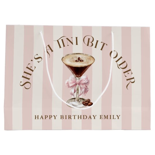 Ze is een beetje ouder Espresso Martini verjaardag Groot Cadeauzakje (Achterkant)