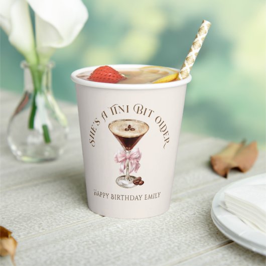 Ze is een beetje ouder Espresso Martini verjaardag Papieren Bekers (Insitu)