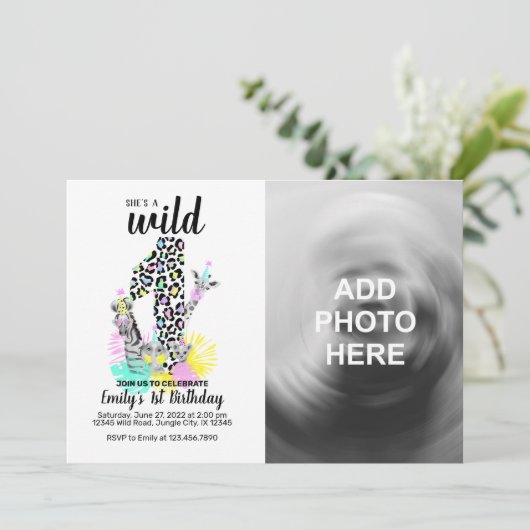 Ze is een eerste uitnodiging voor Wild ONE Birthda (Staand voorkant)