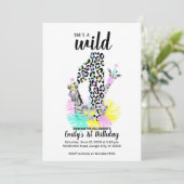 Ze is een eerste uitnodiging voor Wild ONE Birthda (Staand voorkant)