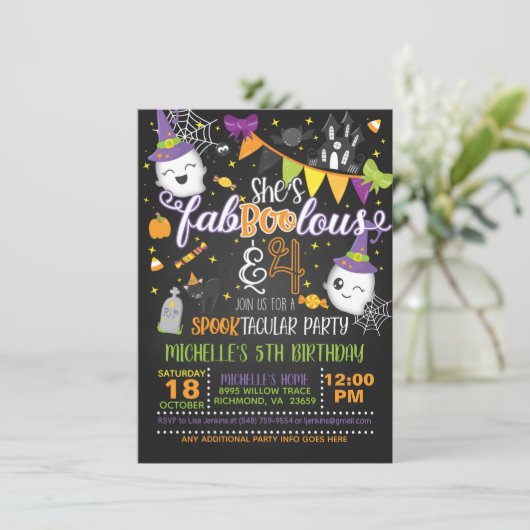 Ze is een Faboolous en VIER Birthday Uitnodiging - (Staand voorkant)