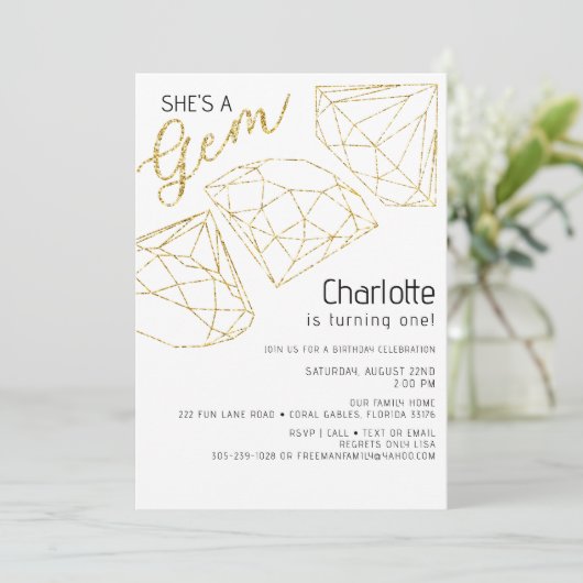 Ze is een Gem Glitter Gold First Birthday Invite Kaart (Staand voorkant)