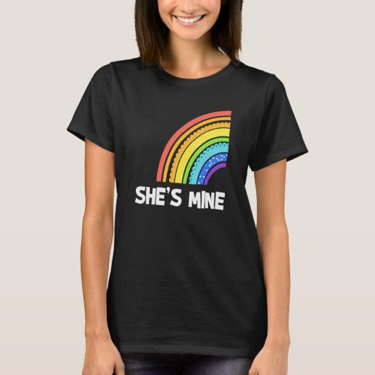 Ze is een mijne Lgbt Lesbian Matching Couples Rain T-shirt (Voorkant)