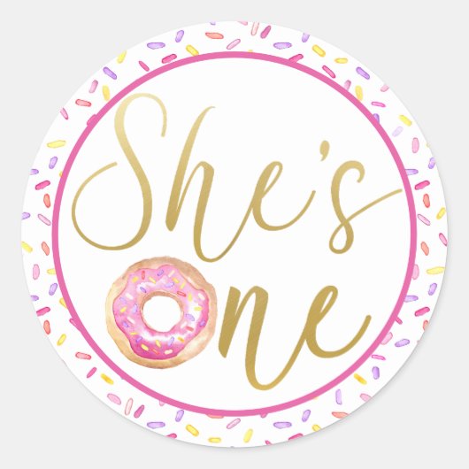 Ze is een roze donut verjaardagslabel ronde sticker (Voorkant)