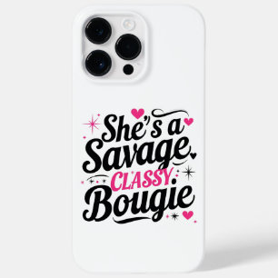Ze is een Savage, Classy, Bougie – Sassy Quote Case-Mate iPhone 14 Pro Max Hoesje