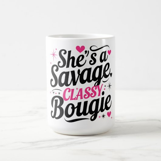 Ze is een Savage, Classy, Bougie – Sassy Quote Koffiemok (Center)