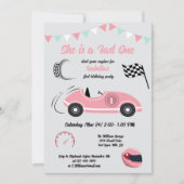 Ze is een snelle en feestelijke roze race auto ver kaart (Voorkant)