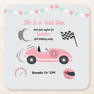 Ze is een snelle en feestelijke roze race auto ver kartonnen onderzetters