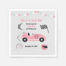 Ze is een snelle en feestelijke roze race auto ver