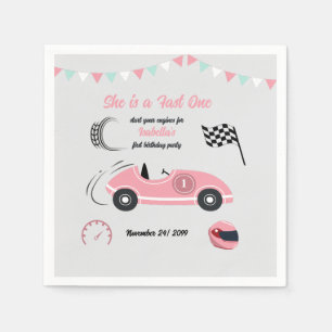 Ze is een snelle en feestelijke roze race auto ver servet