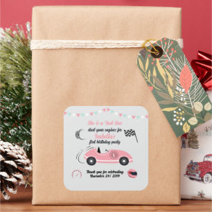 Ze is een snelle en feestelijke roze race auto ver vierkante sticker