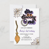 Ze is een spookachtige eerste verjaardag Halloween Kaart (Voorkant)