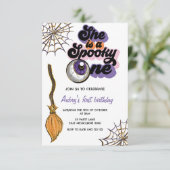 Ze is een spookachtige eerste verjaardag Halloween Kaart (Staand voorkant)