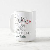 Ze is een sterke en moedige aangepaste naam koffiemok (Voorkant links)