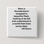 Ze is een storm vierkante button 5,1 cm (Voorkant)