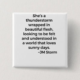 Ze is een storm vierkante button 5,1 cm