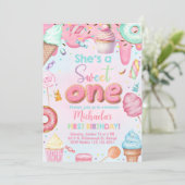Ze is een Sweet One meisje 1e verjaardag uitnodigi Kaart (Staand voorkant)