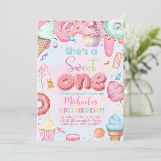 Ze is een Sweet One meisje 1e verjaardag uitnodigi Kaart (Staand voorkant)