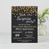 ZE IS EEN VERRASSENDE PARTIJ!.. BIRTHDAY INVITATIE KAART (Staand voorkant)