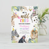 Ze is een wild kind safari partij dieren verjaarda kaart (Staand voorkant)