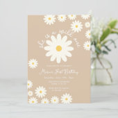 Ze is een Wild ONE White Daisy Verjaardag Kaart (Staand voorkant)