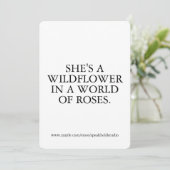 Ze is een Wildflower Kaart, Inspirerend Custom Gif Feestdagenkaart (Staand voorkant)