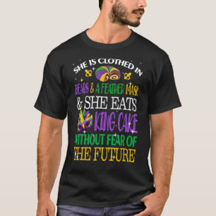 Ze is gekleed in kralenveters, koningsmakreel t-shirt