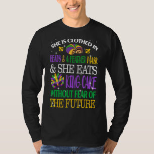 Ze is gekleed in kralenveters, koningsmakreel t-shirt