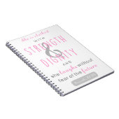 ze is gekleed met kracht en waardigheid spreekwoor notitieboek (Rechterzijde)