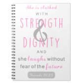 ze is gekleed met kracht en waardigheid spreekwoor notitieboek (Voorkant)