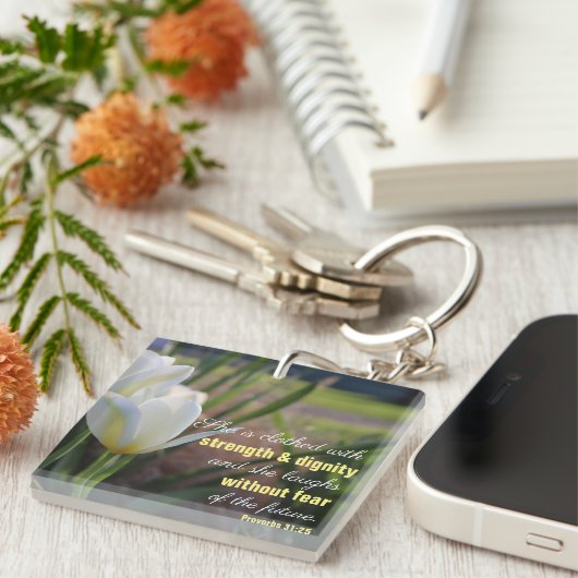 Ze is gekleed Spreuken 31:25 Witte Tulp Sleutelhanger (Voorkant Rechts)